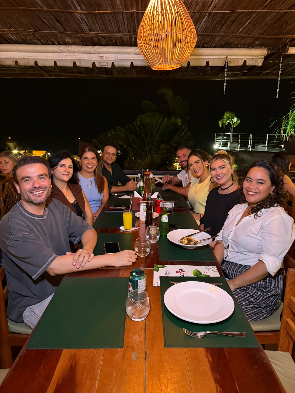 Mesa comprida no Páprika com um grupo de amigos