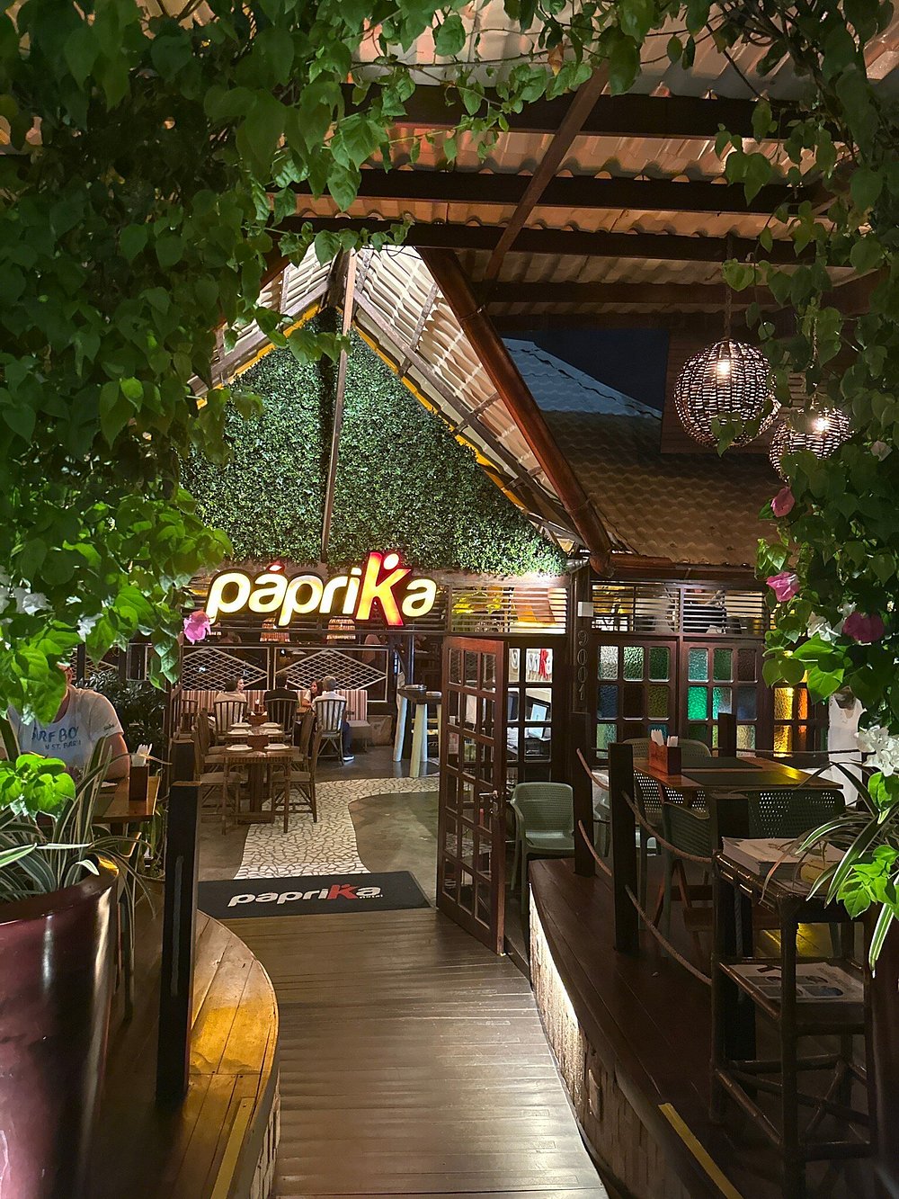 Entrada do Páprika com o letreiro aceso